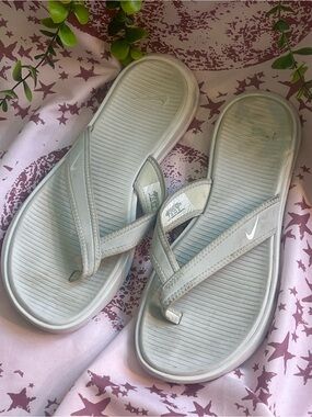 Nike Women’s Pale Grey Flip Flop Sandals